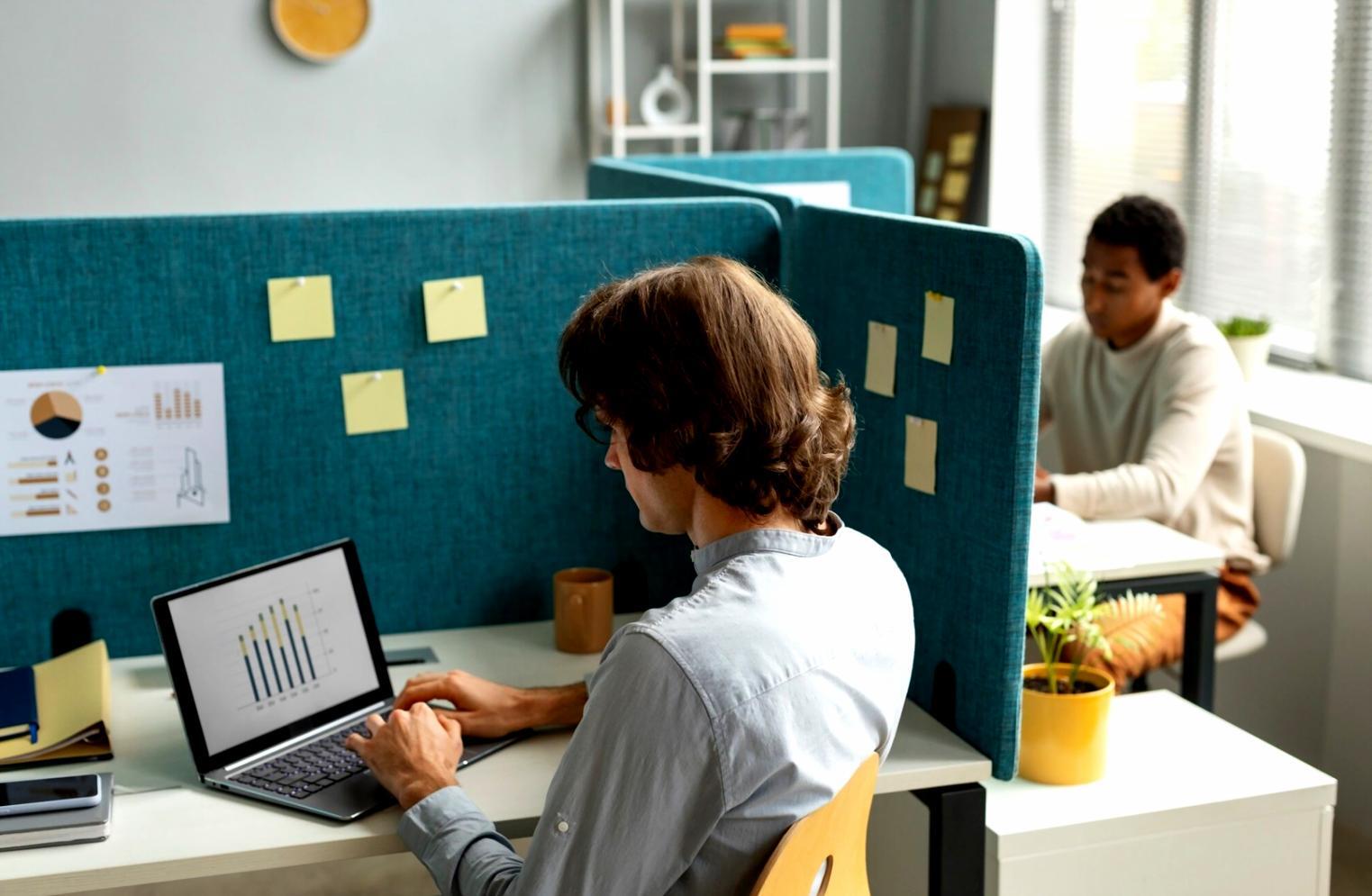 Laboratorio di sicurezza informatica durante sessione pratica