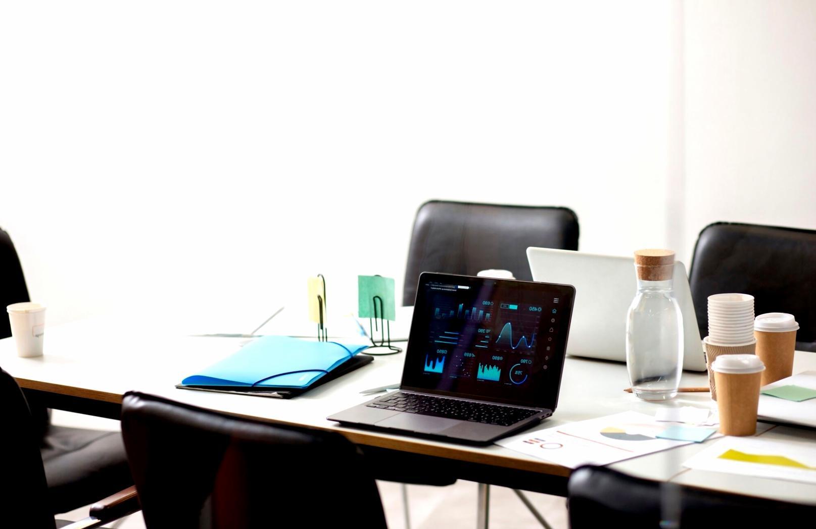 Ambiente di lavoro professionale con focus su sicurezza informatica